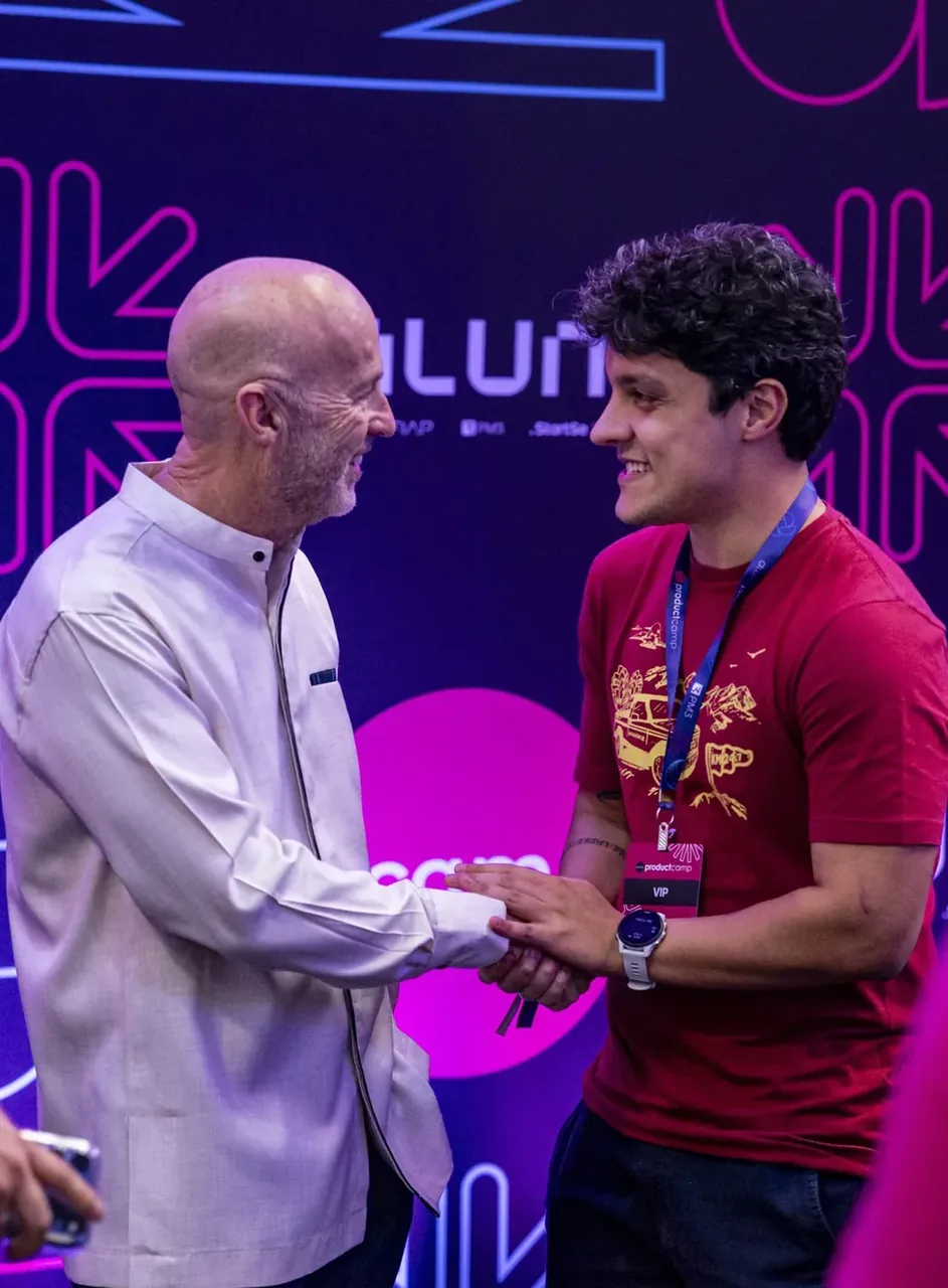 Marty Cagan cumprimentando participante VIP no Product Camp 2025