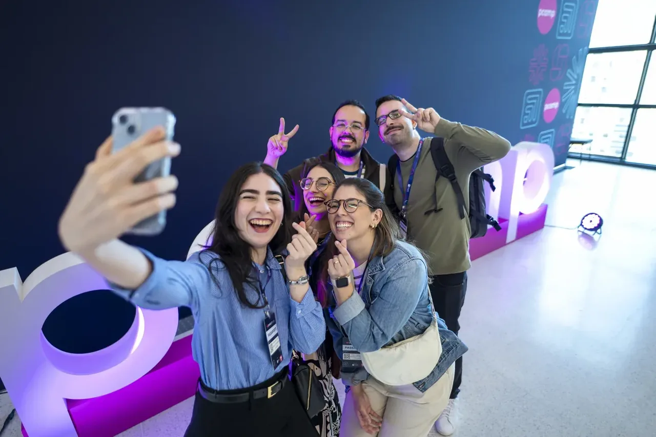 Participantes tirando selfie no Product Camp 2025